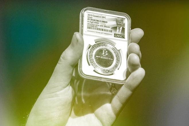 미국 주화감정기관인 NGC(Numismatic Guaranty Corporation)에서 감정한 트럼프 대통령 디자인이 들어간 울트라 카메오 등급의 코인  [AP]