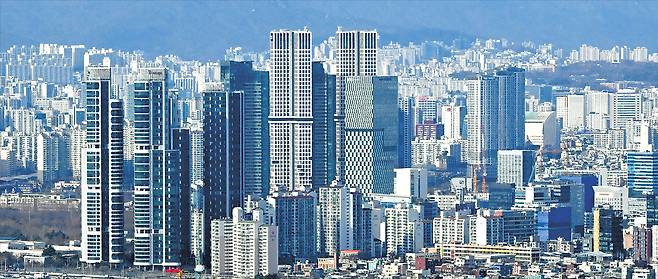 서울 성동구 성수동이 환골탈태했다. 가죽 제조공장 등이 밀집했던 지역에서 초고가 아파트가 집적된 대표 부촌으로 우뚝 서고 있다. 서울숲이 들어선 게 시발점이다. 풍부한 녹지와 한강뷰를 동시에 확보할 수 있다는 장점 때문에 강남에 터를 잡았던 자산가와 유명인들이 한강을 건넜고, 초고가 아파트 단지를 만들었다. 서울숲트리마제와 그 일대의 모습  임세준 기자