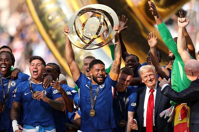 첼시 선수들의 FIFA 클럽 월드컵 우승 세리머니 때 함께 즐거워하고 있는 도널드 트럼프 대통령   [AFP]