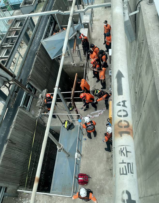 소방 당국이 7일 오전 인천 굴포하수종말처리장에서 맨홀 사고 실종자 수색 작업을 하고 있다. 2025.7.7 [인천소방본부]