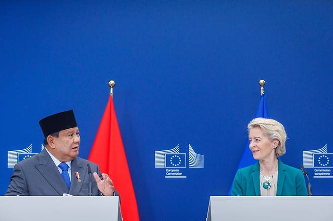 우르줄라 폰데어라이엔 EU 집행위원장과 프라보워 수비안토 인도네시아 대통령은 13일(현지시간) 벨기에 브뤼셀에서 기자회견을 열고 양측이 자유무역협정(FTA) 진전을 위한 합의에 도달했다고 밝혔다. [EPA]   epa12235354 President of the Republic of Indonesia, Prabowo Subianto (L), and European Commission President Ursula von der Leyen (R) speak during a press point at the European Commission in Brussels, Belgium, 13 July 2025.  EPA/OLIVIER MATTHYS