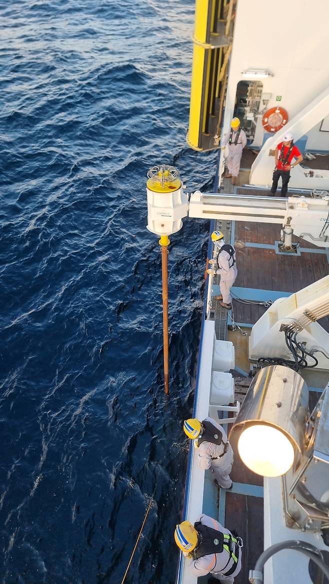 탐해3호에서 연구진이 해양 탐사 활동을 수행하고 있다.[한국지질자원연구원 제공]