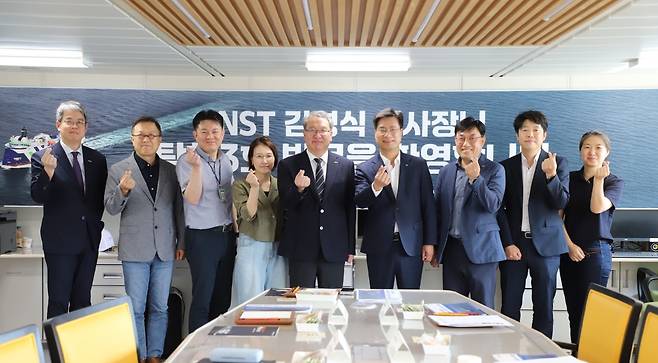 한국지질자원연구원 연구진이 탐해3호 앞에서 서태평양 해저 희토류 탐사 출항 준비를 마치고 기념 촬영을 하고 있다. 김영식(오른쪽 네 번째부터) NST 이사장, 권이균 한국지질자원연구원장, 김윤미 센터장.[한국지질자원연구원 제공]