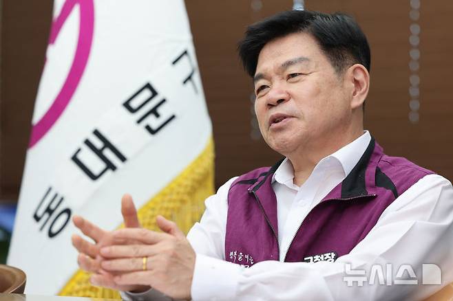 [서울=뉴시스] 황준선 기자 = 이필형 동대문구청장이 지난 9일 서울 동대문구청에서 뉴시스와 인터뷰 하고 있다. 2025.07.14. hwang@newsis.com