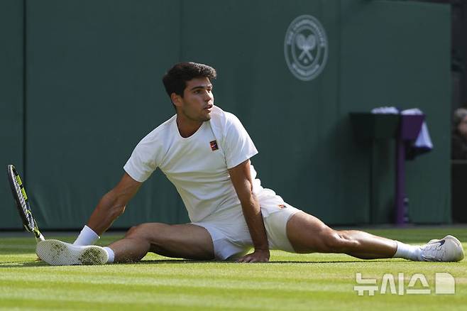 [런던=AP/뉴시스] 카를로스 알카라스(2위·스페인)가 13일(현지 시간) 영국 런던 올잉글랜드 클럽에서 열린 2025 윔블던 테니스 대회 남자 단식 결승전 얀니크 신네르(1위·이탈리아)와의 경기에서 공을 리턴하고 있다. 2025.07.14.