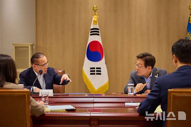 [서울=뉴시스] 이재명 대통령이 10일 서울 용산 대통령실에서 열린 국가안전보장회의(NSC) 전체회의에서 위성락 국가안보실장과 대화하고 있다. (사진=대통령실 제공) 2025.07.10. photo@newsis.com *재판매 및 DB 금지