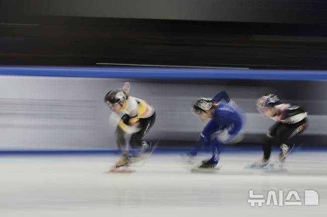 [베이징=AP/뉴시스] 최민정(오른쪽)이 3월16일(현지 시간) 중국 베이징의 캐피털 인도어 스타디움에서 열린 2025 국제빙상연맹(ISU) 쇼트트랙 세계선수권대회 여자 1500m 결승에서 역주하고 있다. 최민정은 2분27초136의 기록으로 이번 대회 한국에 첫 금메달을 안겼다. 2025.03.17.