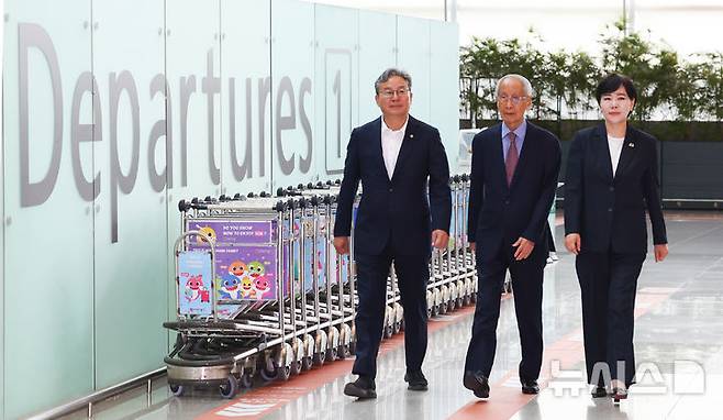 [인천공항=뉴시스] 최진석 기자 = 윤여준(가운데) EU특사단장과 EU특사단인 더불어민주당 전현희(오른쪽), 손명수 의원이 14일 인천국제공항을 통해 벨기에로 출국하고 있다. EU 특사단은 이날 출국해 EU 이사회 및 유럽의회 주요 인사들을 만나 한-EU 간 협력 확대 의지를 전달한 뒤 17일 귀국할 예정이다. 2025.07.14. myjs@newsis.com