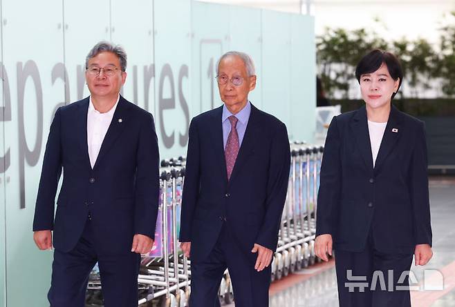 [인천공항=뉴시스] 최진석 기자 = 윤여준(가운데) EU특사단장과 EU특사단인 더불어민주당 전현희(오른쪽), 손명수 의원이 14일 인천국제공항을 통해 벨기에로 출국하고 있다. EU 특사단은 이날 출국해 EU 이사회 및 유럽의회 주요 인사들을 만나 한-EU 간 협력 확대 의지를 전달한 뒤 17일 귀국할 예정이다. 2025.07.14. myjs@newsis.com