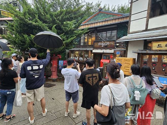 [포항=뉴시스] 송종욱 기자 = 포항시가 5월 황금연휴를 앞두고 국내 여행 트렌드 조사에서 여행지 검색 증가량 1위를 차지하며 국내외 관광객들에게 새로운 핫스팟으로 떠오르고 있다. 사진은 구룡포 일본인 가옥거리. 2025.04.29. sjw@newsis.com