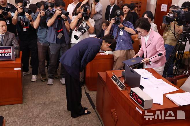 [서울=뉴시스] 고승민 기자 = 강선우 여성가족부 장관 후보자가 14일 서울 여의도 국회에서 열린 여성가족위원회의 인사청문회에서 선서문을 전달하고 있다. 2025.07.14. kkssmm99@newsis.com