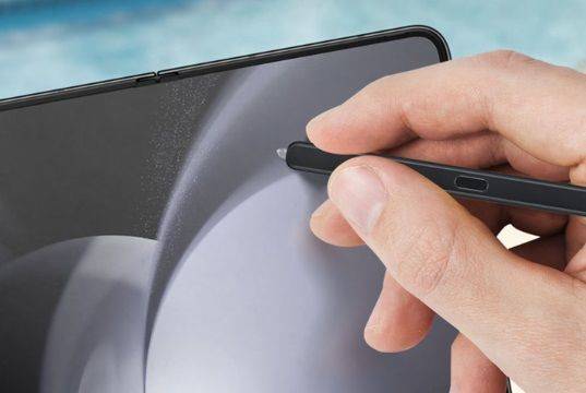 [서울=뉴시스] 갤럭시 Z 폴드 제품과 스타일러스 펜 'S펜'을 이용하고 있는 모습. (사진=삼성전자 홈페이지) *재판매 및 DB 금지