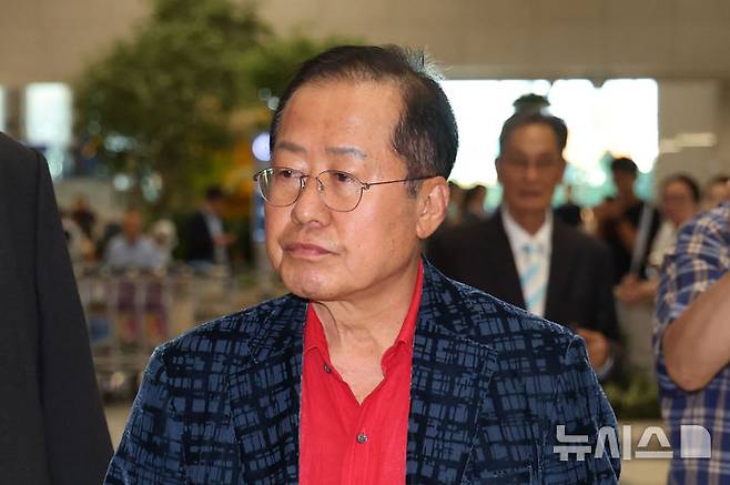 [인천공항=뉴시스] 권창회 기자 = 국민의힘 대선 후보 경선에서 탈락한 뒤 정계 은퇴를 선언하고 하와이에 체류했던 홍준표 전 대구시장이 17일 인천 중구 인천국제공항 제1터미널을 통해 귀국하고 있다. 2025.06.17. kch0523@newsis.com