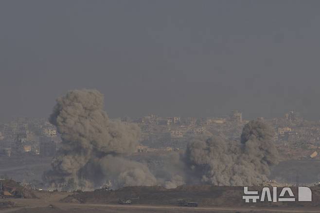 [이스라엘=AP/뉴시스] 13일(현지 시간) 이스라엘 남부에서 바라본 가자지구 북부에 폭발로 인한 연기가 피어오르고 있다. 2025.07.14.