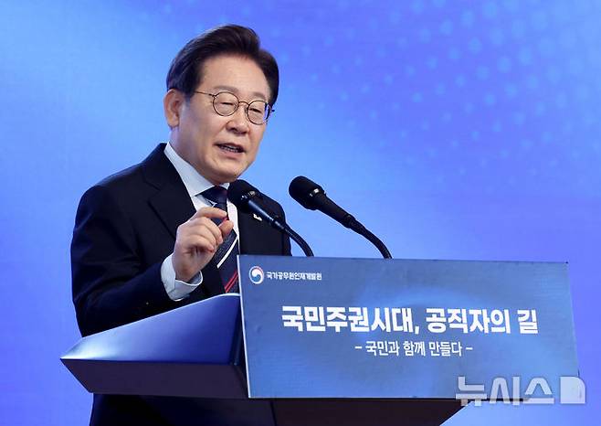 [진천=뉴시스] 최동준 기자 = 이재명 대통령이 14일 충북 진천 국가공무원인재개발원에서 5급 신임관리자과정 교육생에게 특강을 하고 있다. (대통령실통신사진기자단) 2025.07.14. photocdj@newsis.com