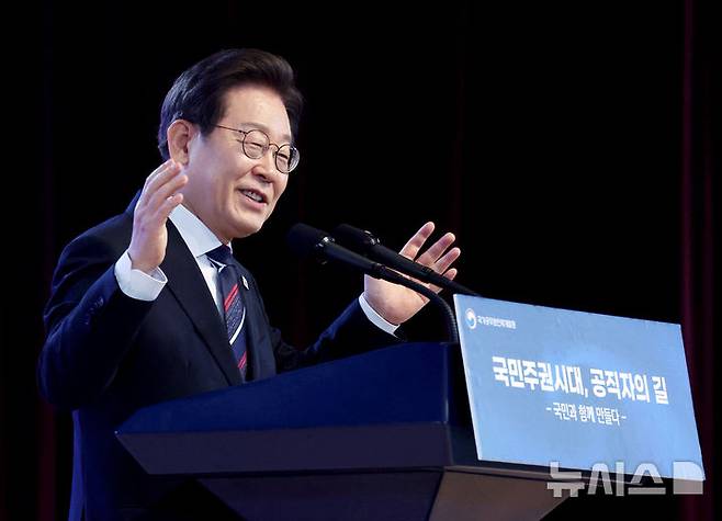 [진천=뉴시스] 최동준 기자 = 이재명 대통령이 14일 충북 진천 국가공무원인재개발원에서 5급 신임관리자과정 교육생에게 특강을 하고 있다. (대통령실통신사진기자단) 2025.07.14. photocdj@newsis.com