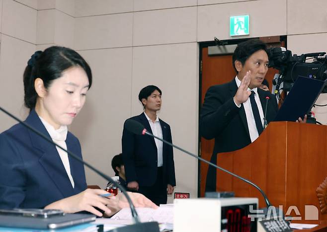 [서울=뉴시스] 고승민 기자 = 이의일 엑셀세라퓨틱스 대표가 14일 서울 여의도 국회에서 열린 여성가족위원회의 강선우 여성가족부 후보자 인사청문회에 증인으로 출석해 선서를 하고 있다. 2025.07.14. kkssmm99@newsis.com