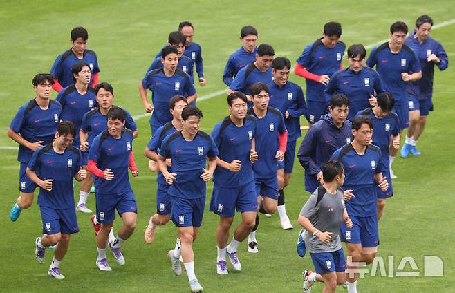 [성남=뉴시스] 황준선 기자 = 대한민국 남자 축구 국가대표팀 선수들이 14일 경기 성남시 성남종합운동장에서 훈련을 하고 있다. 2025 EAFF(동아시아축구연맹) E-1 챔피언십(동아시안컵)에 출전하는 대한민국 남자 축구 국가대표팀은 오는 15일 용인미르스타디움에서 일본과 경기를 치른다. 2025.07.14. hwang@newsis.com