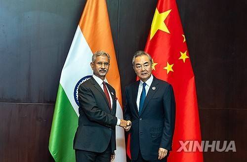 지난해 7월 라오스에서 만난 수브라마냠 자이샨카르 인도 외교장관(좌)과 왕이 중국공산당 중앙외사판공실 주임 [신화 연합뉴스 자료사진]