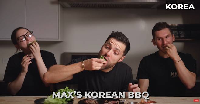 유튜버와 시식자들이 LA 양념갈비를 쌈 싸 먹고 있는 모습 [Youtube 'Max the Meat Guy']