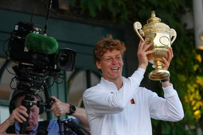 생애 첫 윔블던 우승을 차지한 시너. 연합뉴스