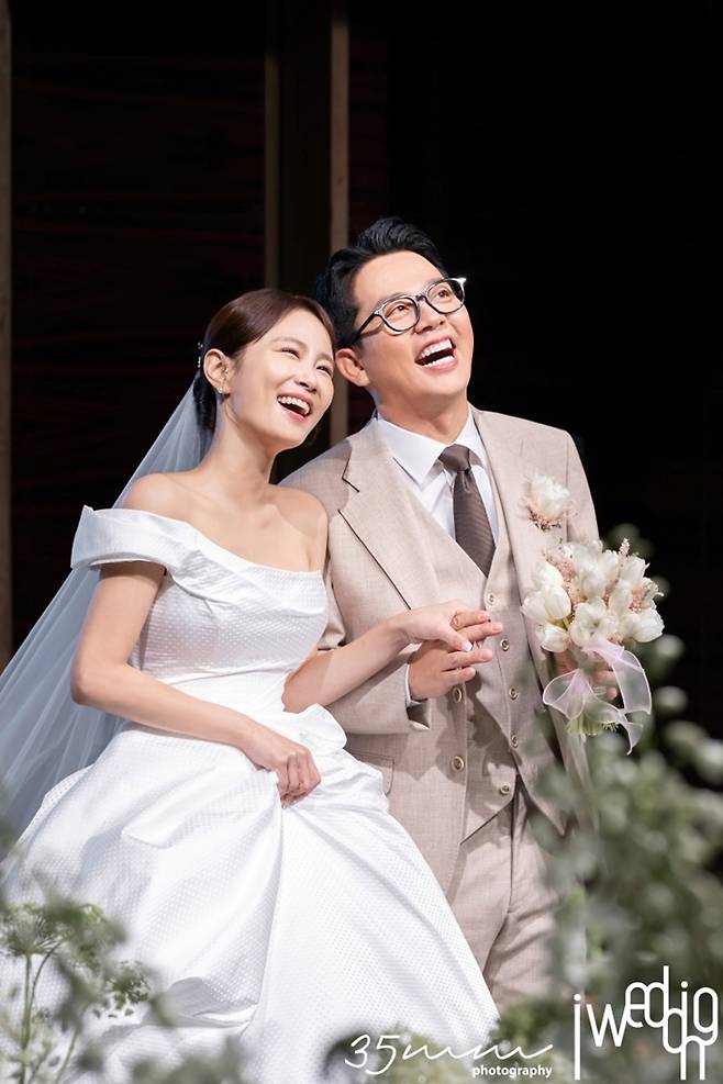 김지민과 김준호가 환하게 웃는 모습. 아이웨딩 제공