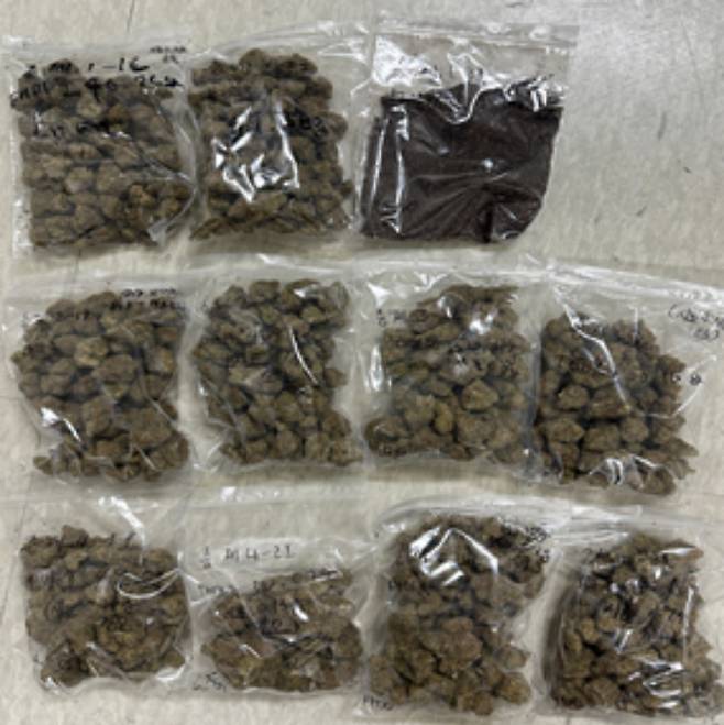 광주본부 세관에 검거된 마약 유통 밀수범들이 던지기 수법으로 유통한 대마초. 광주본부 세관 제공