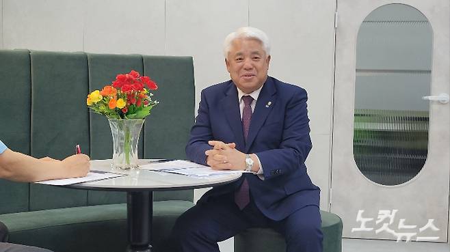 전주상공회의소 김정태 회장이 전주-완주 통합에 대한 기업 설문조사 결과를 설명하고 있다. 도상진 기자