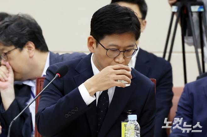 배경훈 과학기술정보통신부 장관 후보자가 14일 서울 여의도 국회 과학기술정보방송통신위원회에서 열린 인사청문회에서 물을 마시고 있다. 윤창원 기자