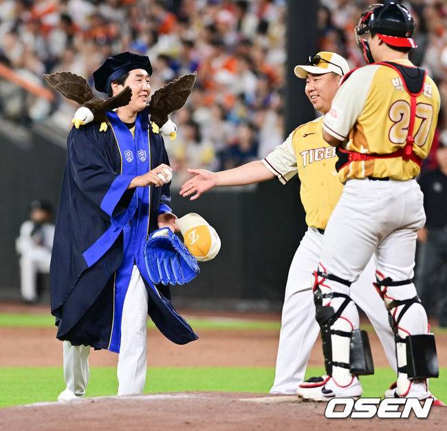 [OSEN=대전, 박준형 기자] 12일 오후 대전 한화생명볼파크에서 2025 신한 SOL뱅크 KBO 올스타전이 열렸다. 8회초 박상원(왼쪽)이 마운드에 오르며 이범호 감독(가운데)에게 공을 받고 있다. 포수는 박동원. 2025.07.12 / soul1014@osen.co.kr