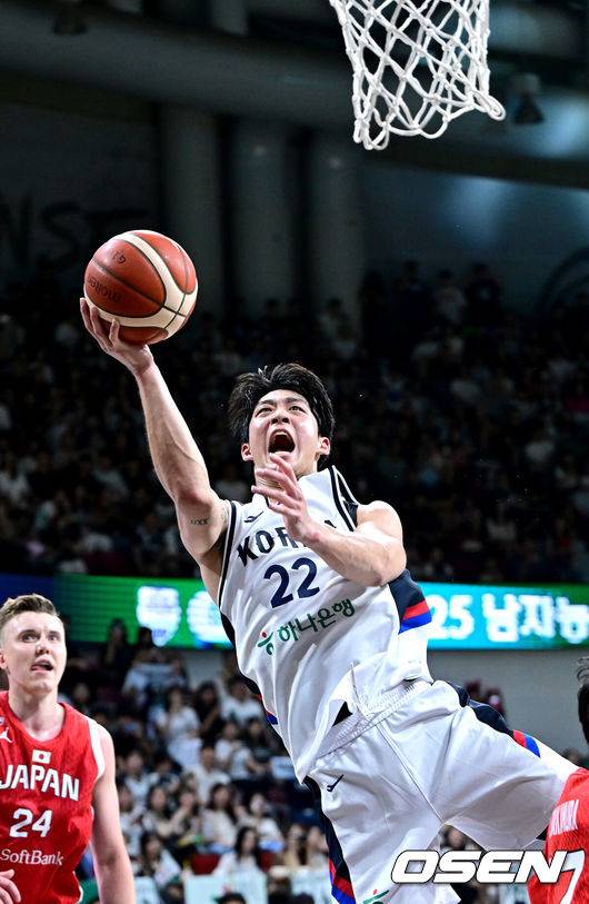 [OSEN=안양, 최규한 기자] 한국농구가 안방에서 일본의 자존심을 눌렀다.&nbsp;안준호 감독이 이끄는 남자농구대표팀은 11일 오후 7시 안양체육관에서 개최되는 평가전에서 숙적 일본을 이현중과 여준석의 활약을 앞세워서 91-77로 가볍게 이겼다. 한국은 13일 일본과 2차전을 가진다.&nbsp;4쿼터, 한국 여준석이 슛을 시도하고 있다. 2025.07.11 / dreamer@osen.co.kr