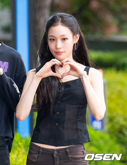 [OSEN=김성락 기자] 8일 오후 서울 마포구 MBC에서 라디오 ‘정오의 희망곡 김신영입니다’ 생방송이 진행됐다. 이날 라디오에는 그룹 올데이프로젝트(ALLDAY PROJECT)가 출연했다. 올데이프로젝트 애니가 포즈를 취하고 있다. 2025.07.08 / ksl0919@osen.co.kr