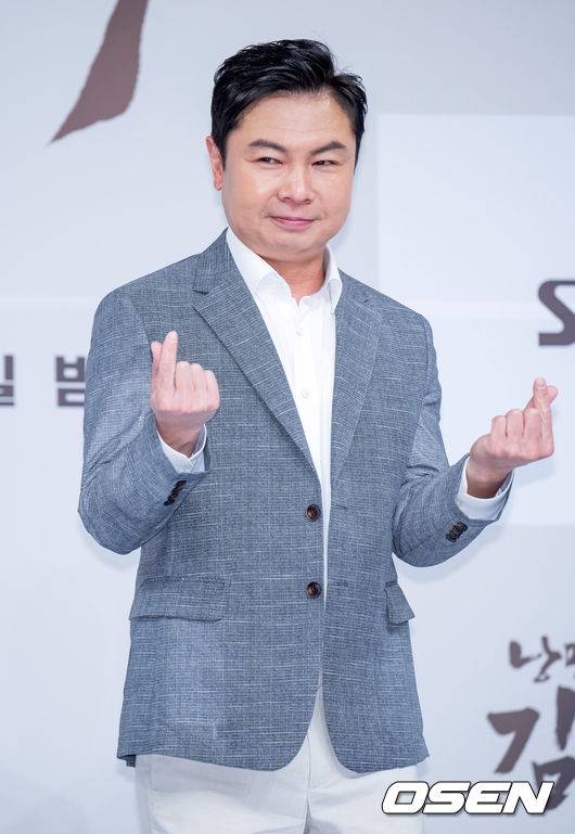 [OSEN=민경훈 기자] 26일 오후 서울 양천구 목동 SBS 사옥에서 SBS 새 금토드라마 ‘낭만닥터 김사부 시즌3’ 제작발표회가 진행됐다.제작발표회에서 배우 임원희가 포즈를 취하고 있다. 2023.04.26 / rumi@osen.co.kr