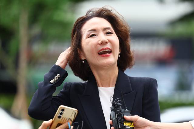 ▲이진숙 사회부총리 겸 교육부 장관 후보자가 서울 여의도 한국교육시설안전원에 마련된 인사청문회 준비 사무실로 출근하며 취재진과 질의응답하고 있다. ⓒ연합뉴스