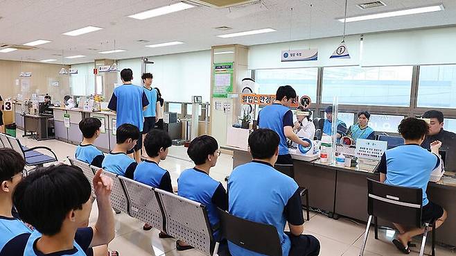 지난 1월 인천지방병무청에서 올해 첫 병역판정검사를 받는 장정들