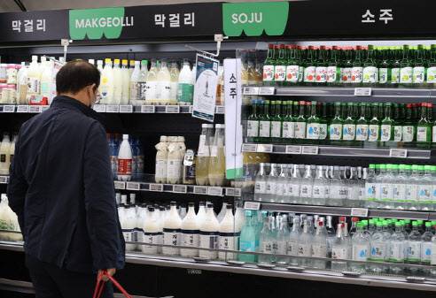 서울의 한 대형마트 식음료 매장을 찾은 고객이 다양한 주류를 살펴보고 있다. 연합뉴스