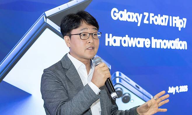 강민석 삼성전자 모바일경험(MX)사업부 상무가 지난 10일(현지시간) 미국 뉴욕에서 열린 ‘하드웨어 혁신’ 브리핑에서&nbsp;‘갤럭시 Z 폴드·플립7’에 적용된 기술에 대해 설명하고 있다.&nbsp;삼성전자 제공