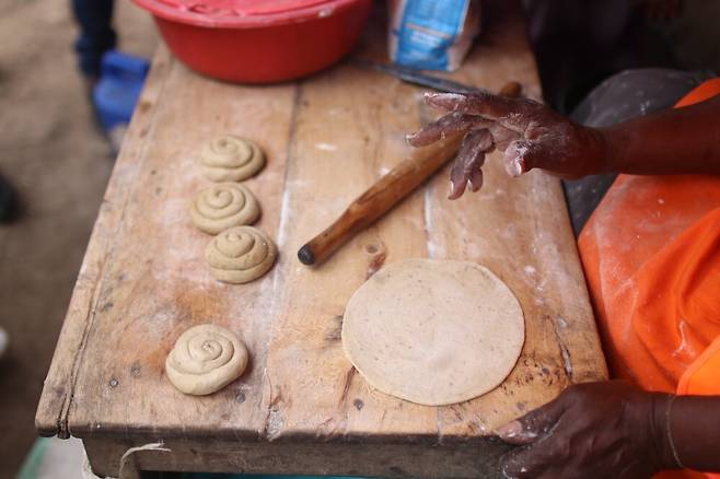 컨선월드와이드가 케냐 국민 간식으로 불리는 '짜파티'에 주황고구마를 활용한 영양 간식을 개발했다. (사진=컨선월드와이드 제공)