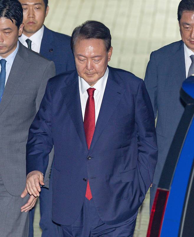 12·3 비상계엄과 관련해 특검 수사를 받는 윤석열 전 대통령이 9일 밤 서울중앙지법에서 두 번째 구속 전 피의자심문(영장실질심사)을 마친 뒤 대기장소인 서울구치소로 이동하고 있다. 사진공동취재단