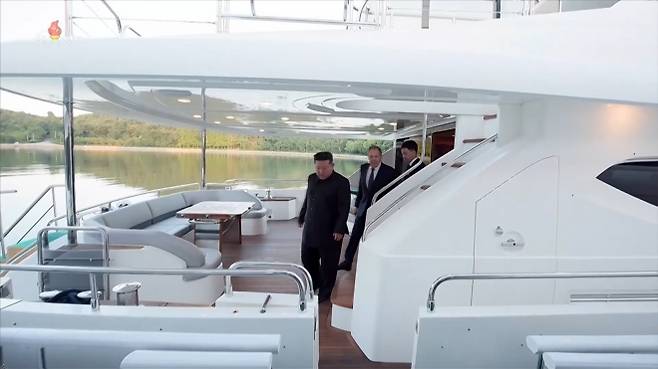 김정은 국무위원장이 12일 러시아 외무장관 세르게이 라브로프와의 회담장면을 조선중앙TV가 13일 방영했다. 화면에서 김정은 국무위원장은 요트에서 라브로프 외무상과 회담을 하는 장면이 송출됐고 회담을 마치고 라브로프 외무장관을 환송하는 장면이 담겨있다. 2025.7.13 조선중앙TV화면