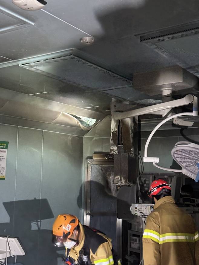 화재 난 수술실 내부 - 14일 오전 8시 12분쯤 광주 동구 조선대학교 병원 신관 3층 수술실 7번방에서 불이 나 10분 만에 자체 진화됐다. 사진은 화재가 난 수술실 내부 모습. 2025.7.14 동부소방 제공·뉴스1