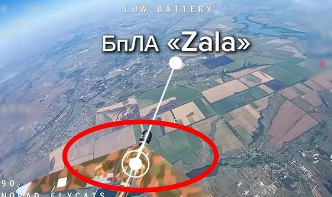 우크라이나군은 12일(현지시간) 텔레그램에 “최근 서부 도네츠크주(州)에 있는 토레츠크 상공에서 우크라이나 경찰청 소속으로 군사작전에 동원된 방공 요원들이 러시아 잘라 드론을 파괴했다”고 밝혔다. 사진은 격추된 러시아군의 잘라 드론