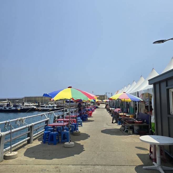 싱싱한 수산물을 판매하는 해녀촌 포차거리