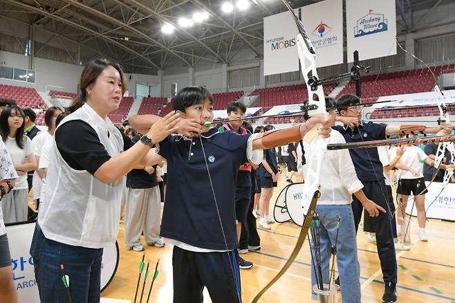 지난 12일 충남 천안시 남서울대에서 열린 ‘2025 현대모비스와 함께하는 학교스포츠클럽 양궁대회’에 참가한 학생들이 활시위를 당기며 승부를 겨루고 있다. 현대모비스 제공