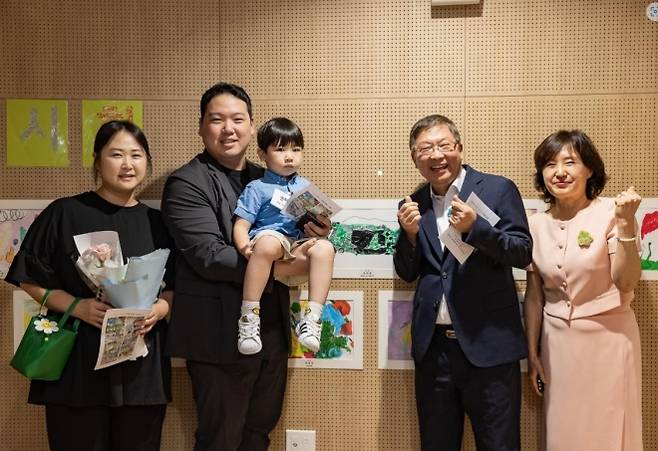 김경호(오른쪽 두 번째) 서울 광진구청장이 지난 2일 구청 대강당에서 어린이 미술대회 수상작 전시회 기념사진을 찍고 있다.   광진구 제공