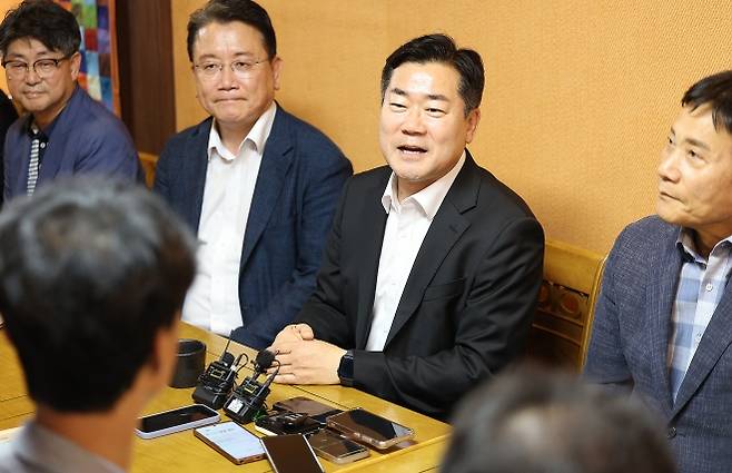 대구 찾은 박찬대 의원 - 더불어민주당 당대표 후보인 박찬대 의원이 14일 대구 중구 한 식당에서 열린 더불어민주당 대구 당원 간담회에 참석해 모두발언하고 있다. 2025.7.14. 연합뉴스