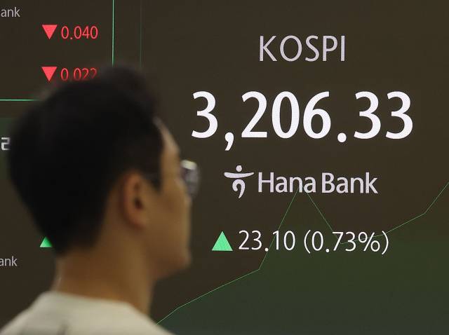 코스피가 장중 3200을 돌파하며 연고점을 경신한 11일 서울 중구 하나은행 본점 딜링룸에서 딜러들이 업무를 보고 있다. 연합뉴스