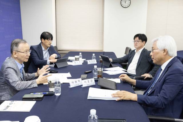 서울경제신문이 지난달 9일 서울 경사노위 회의실에서 연 고용노동 정책 진단을 위한 특별 좌담에서 참석자들이 의견을 나누고 있다.