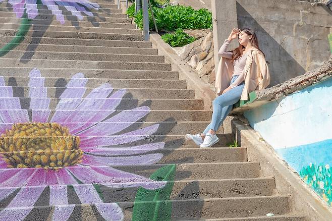 &nbsp;'1925감포'의 포토존 계단. 이 계단은 드라마 '조립식 가족'의 촬영지가 되면서 유명세를 누리고 있다. ⓒ경주시