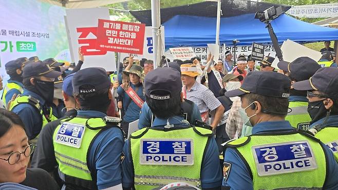 14일 충남 천안시 동면 일원에 추진 중인 대규모 사업장폐기물 매립장 조성 사업을 둘러싸고 환경단체와 주민 등이 반발하고 있다. ⓒ시사저널